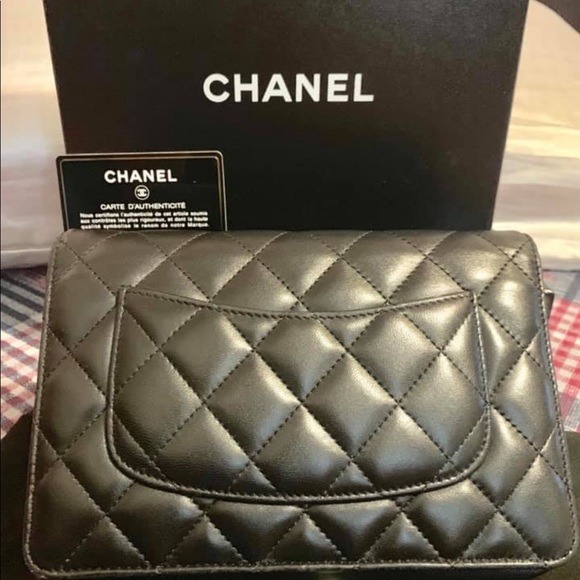 Gorgeous black lambskin Chanel WOC - Picture 3 of 8